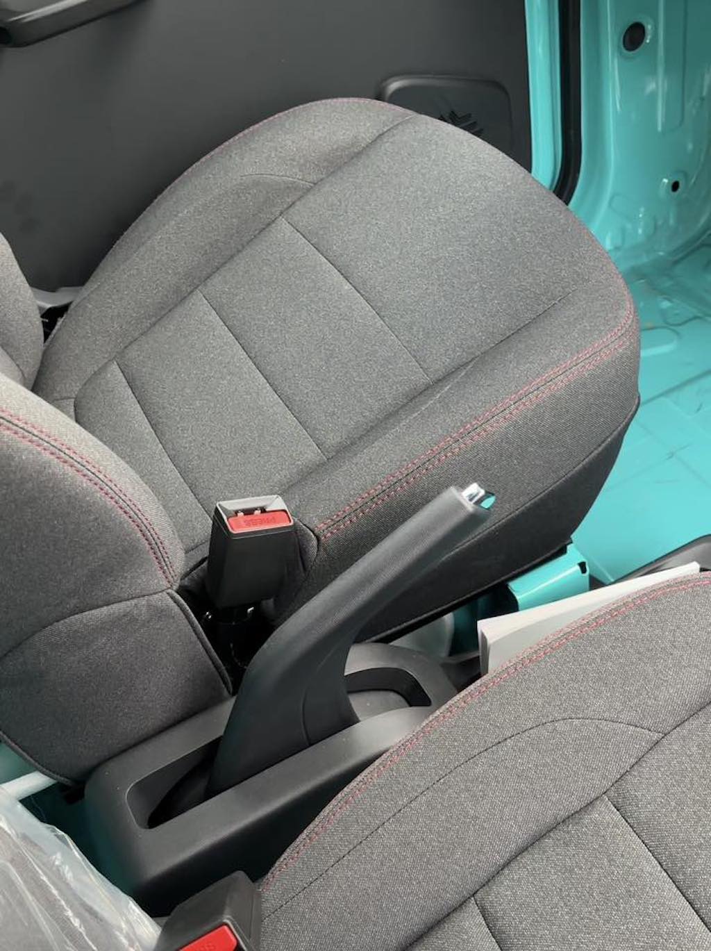 Nội thất VinFast EC Van — ghế xám chỉ đỏ, khoang cabin tiện nghi van điện nhỏ gọn