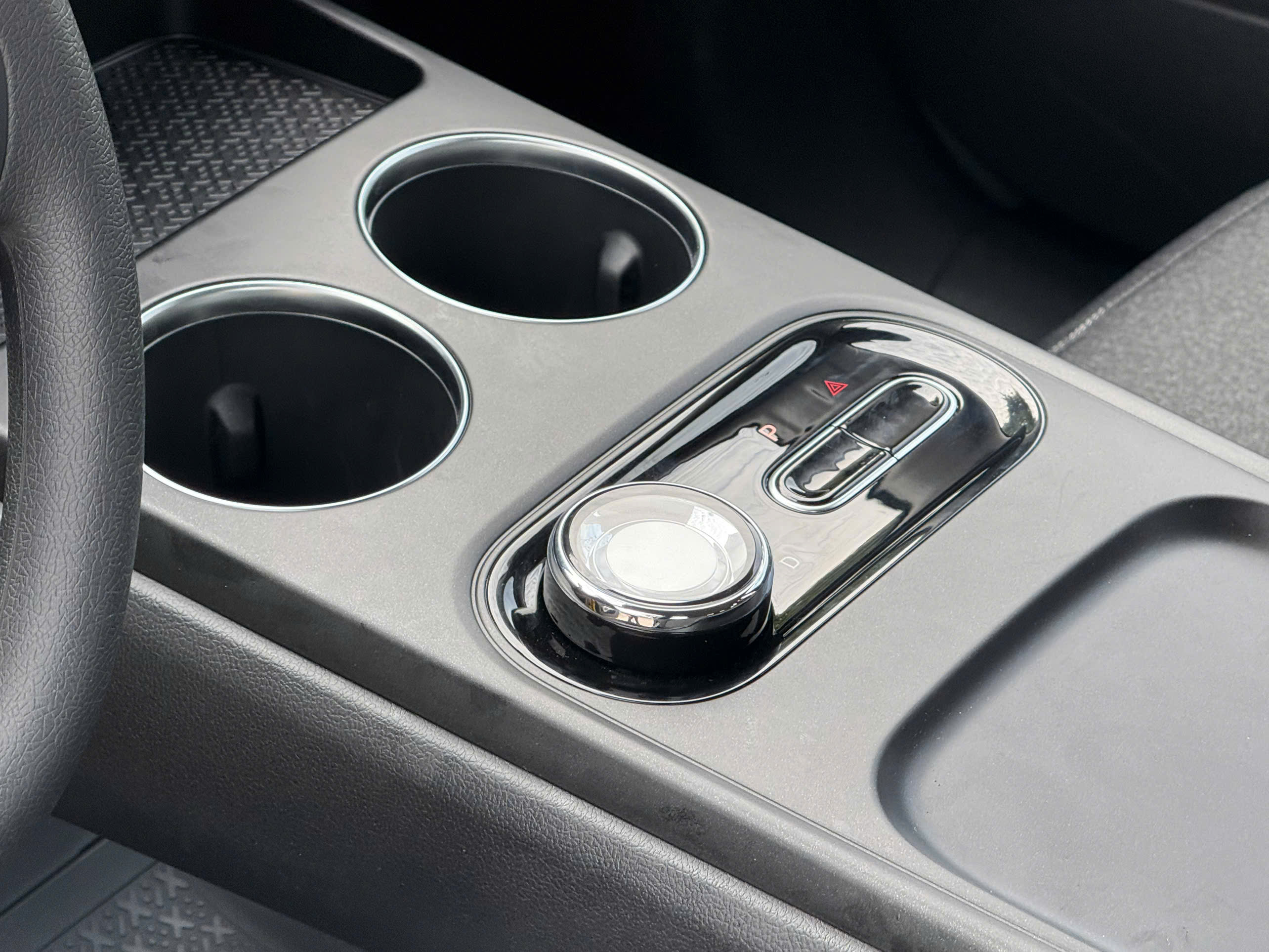 Console trung tâm VinFast Limo Green — cần số và giá để ly nội thất MPV điện hạng C