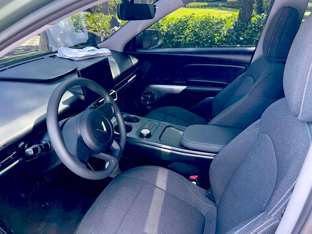 Màn hình giải trí VinFast Limo Green — bảng điều khiển nội thất MPV điện Green Series
