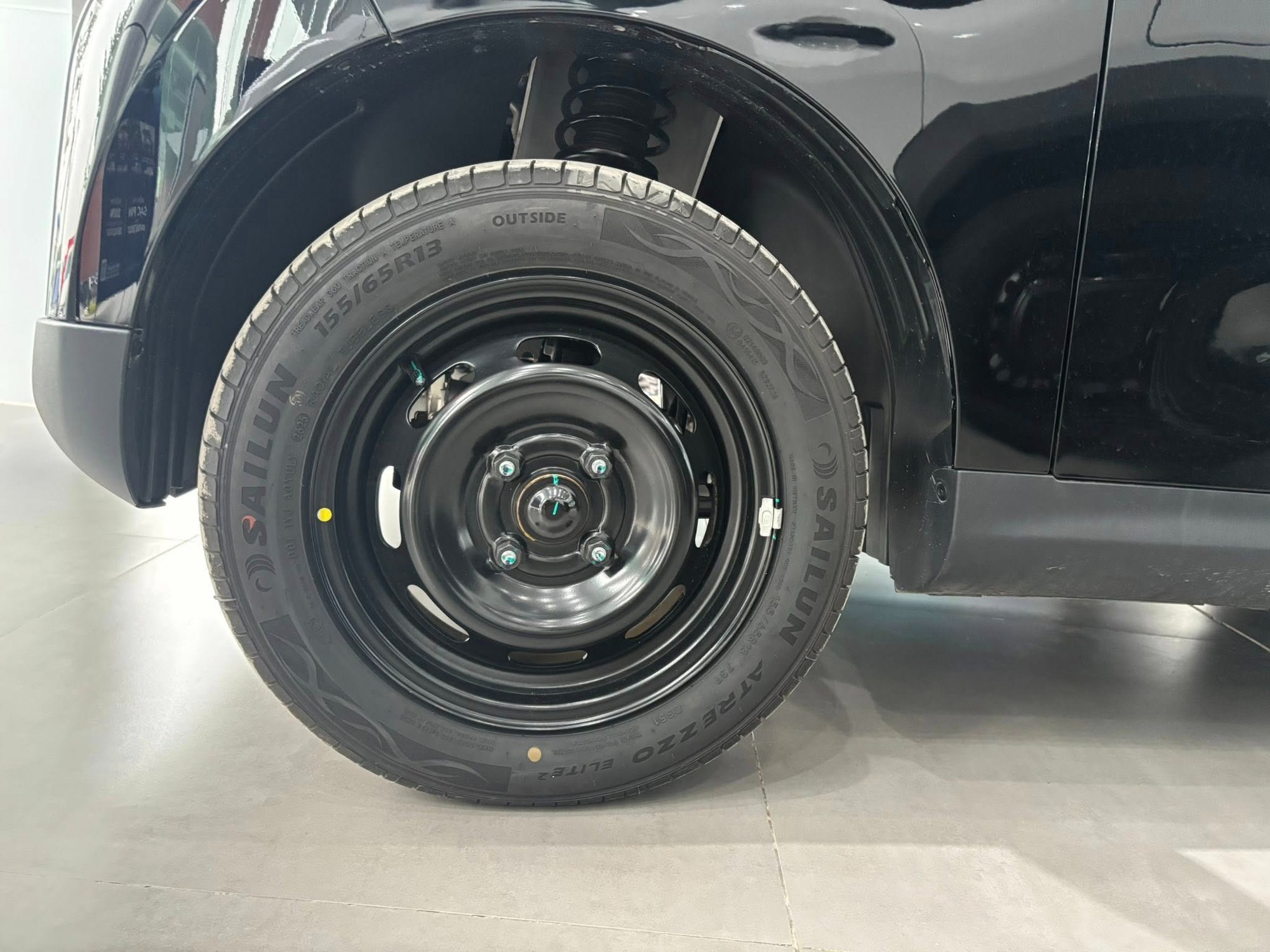 Bánh trước trái VinFast Minio Green — lốp và tháp xe điện mini gọn nhẹ