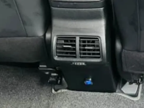 Cửa gió sau và cổng sạc VinFast Nerio Green — điều hòa và sạc SUV điện hạng B