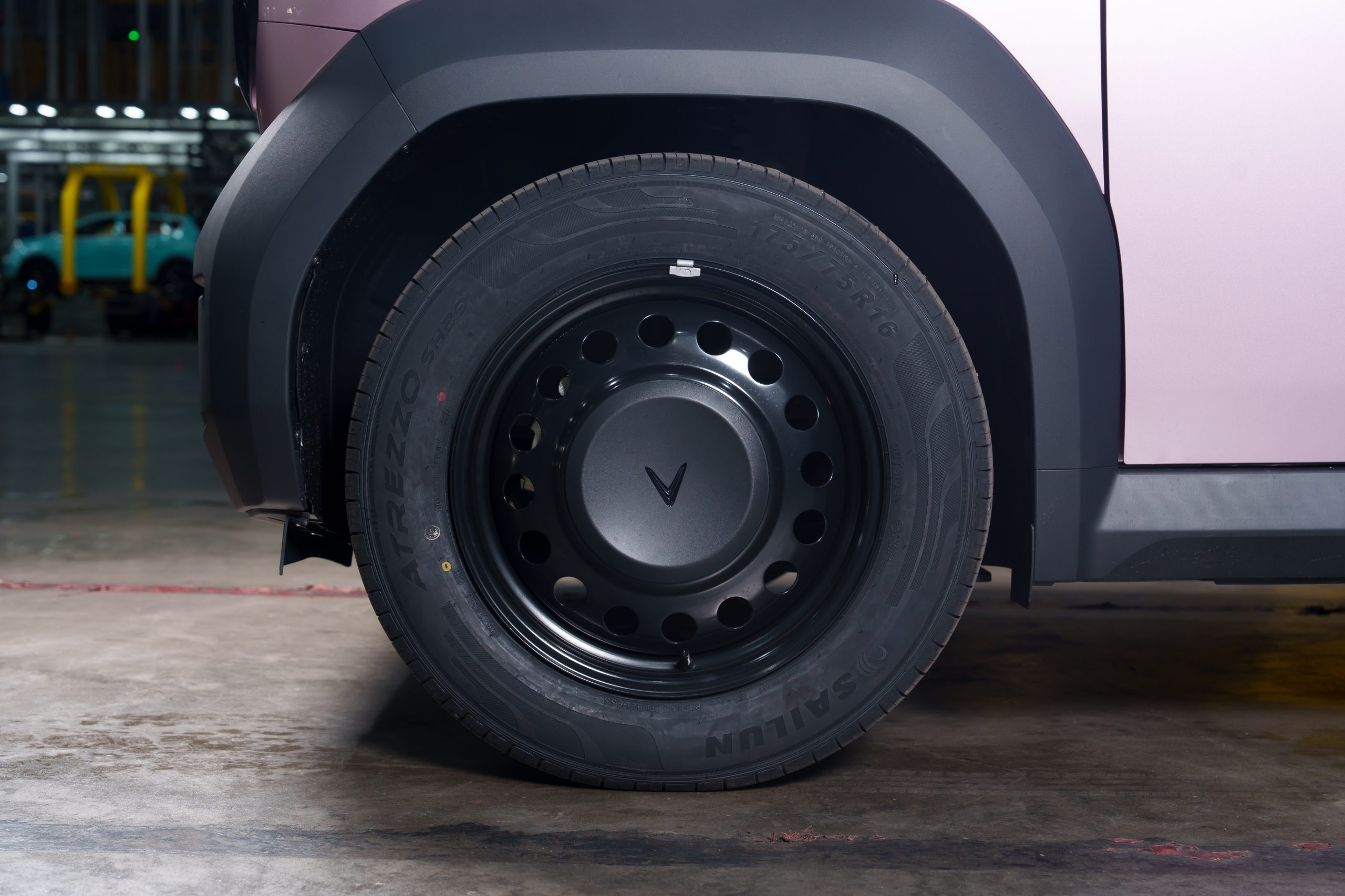 Bánh trước VinFast VF3 màu hồng — la zăng và lốp xe điện mini SUV cá tính