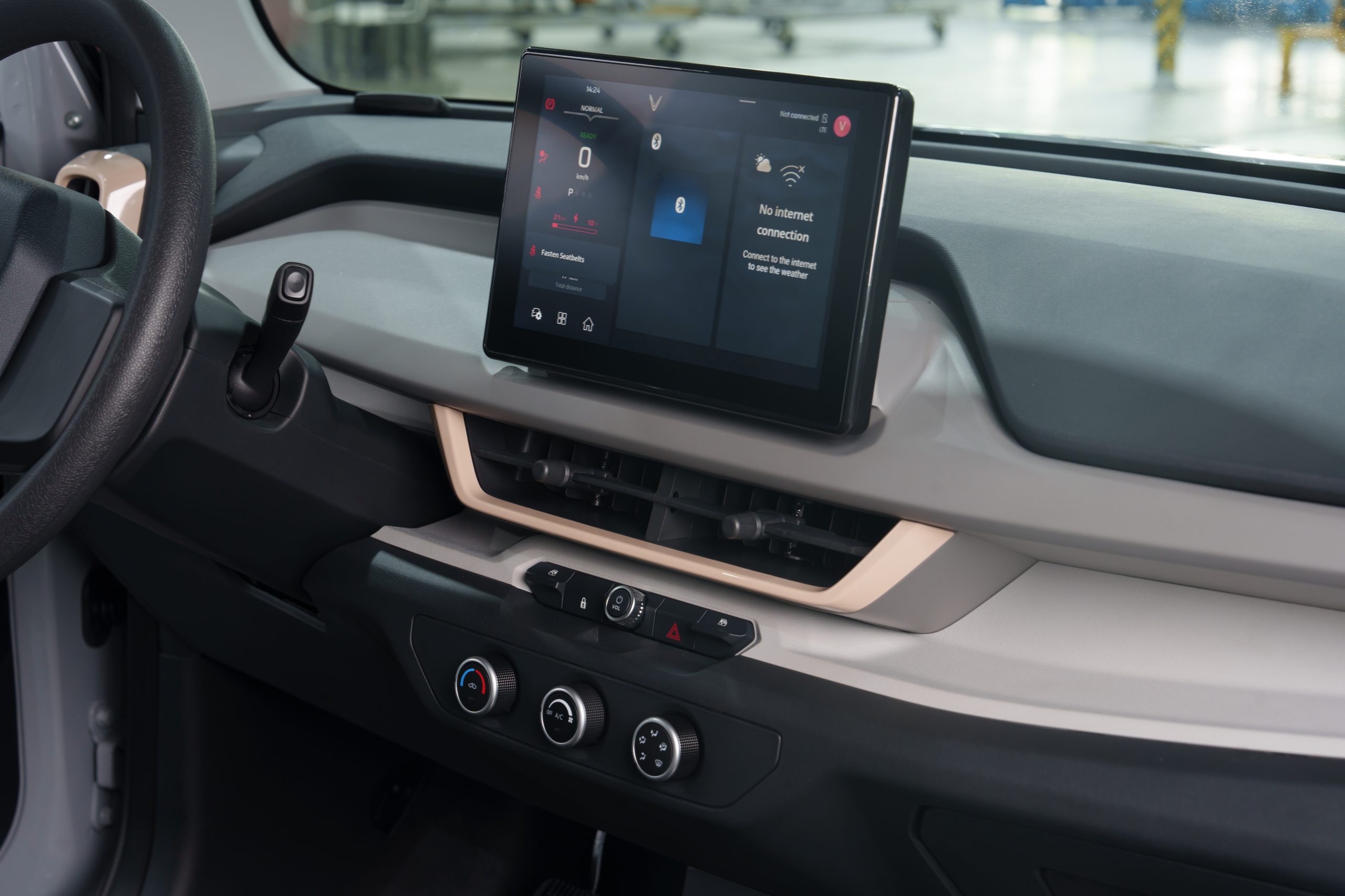 Màn hình giải trí VinFast VF3 — bảng đồng hồ và infotainment nội thất xám