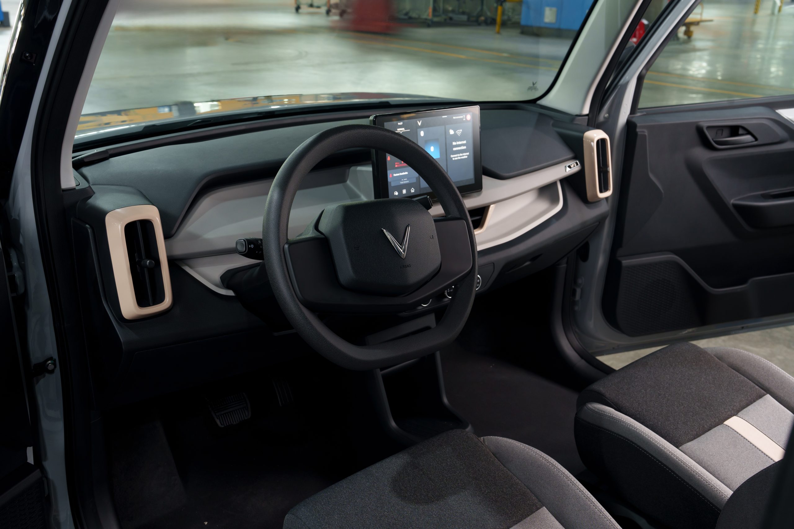 Nội thất VinFast VF3 — bảng điều khiển và vô lăng xám, xe điện mini SUV 2026