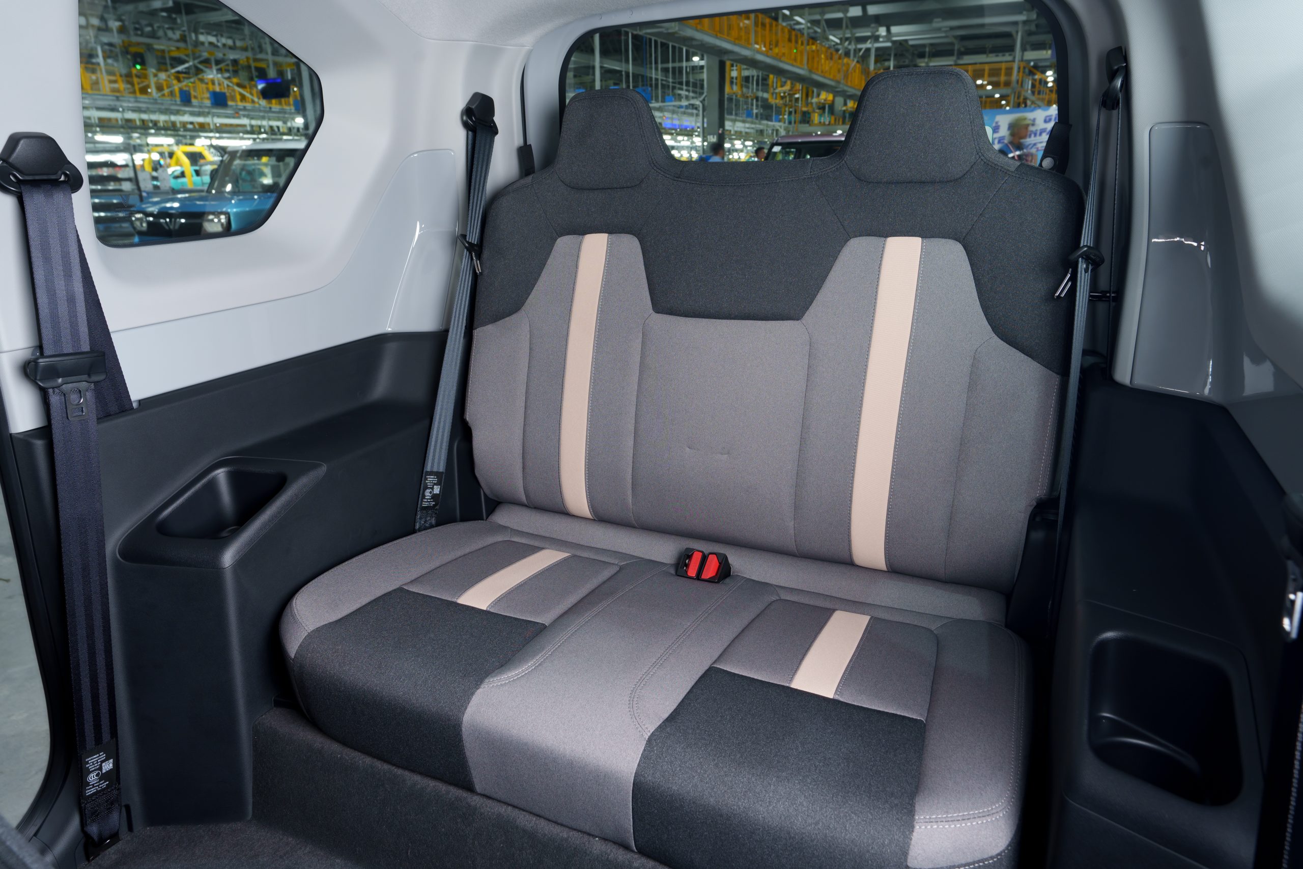 Hàng ghế sau VinFast VF3 — ghế xám beige nội thất xe điện mini SUV gọn nhẹ