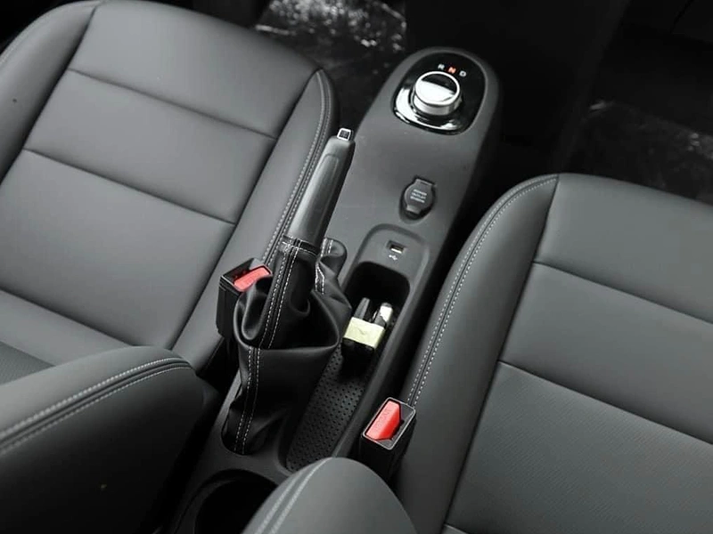 Console trung tâm VinFast VF5 — cần số và phanh tay nội thất SUV điện hạng A