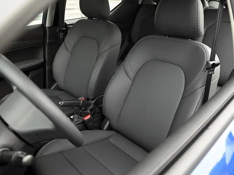 Hàng ghế trước VinFast VF5 — ghế xám đậm nội thất SUV điện hạng A rộng rãi
