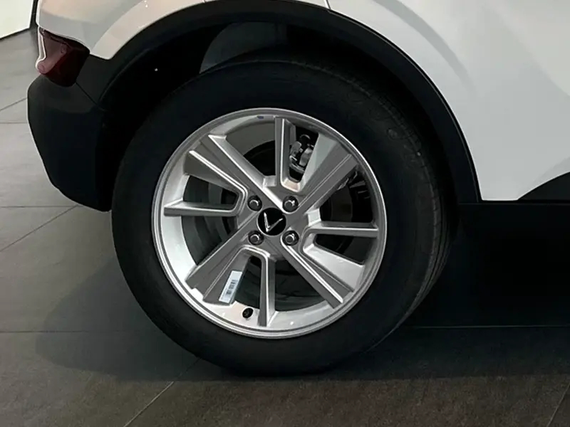 Bánh sau VinFast VF5 màu trắng — la zăng và lốp xe SUV điện hạng A