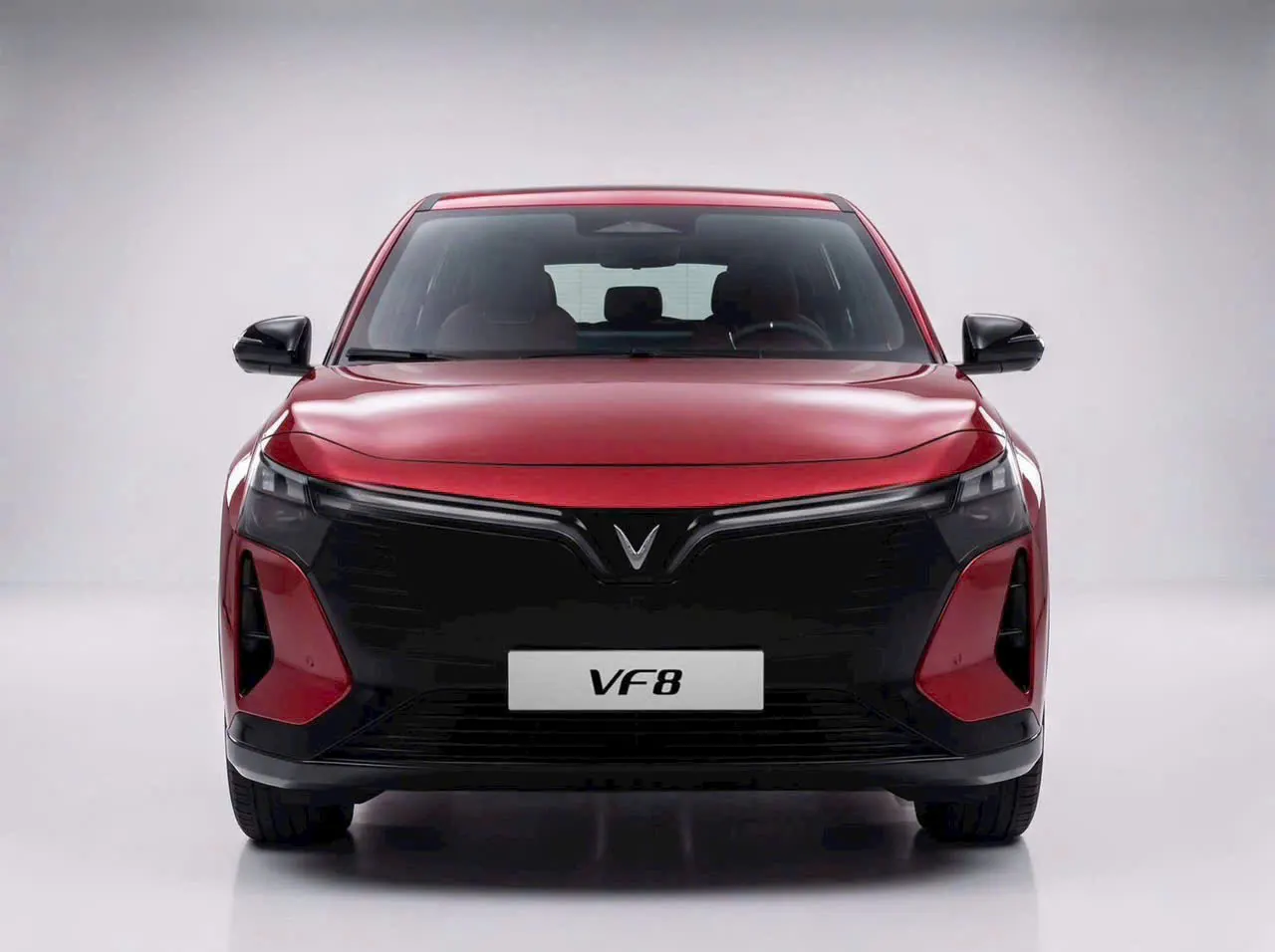 VinFast VF8 2026 mặt trước màu đỏ — SUV điện hạng D nâng cấp hoàn toàn 2026